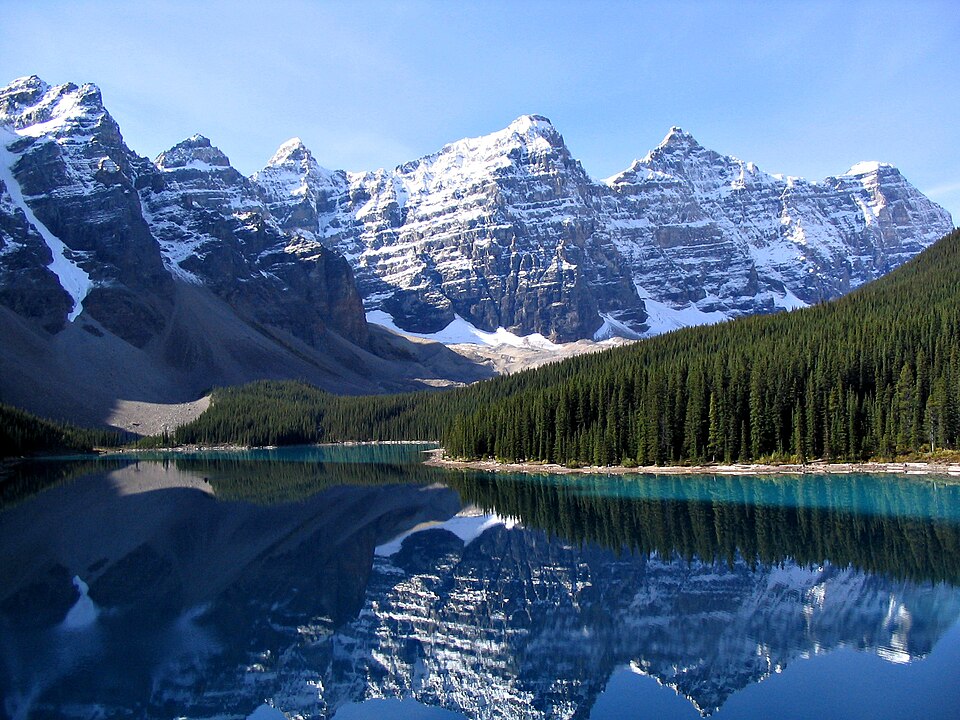 Moraine Lake กับหุบเขา Valley of the Ten Peaks แบนฟ์
