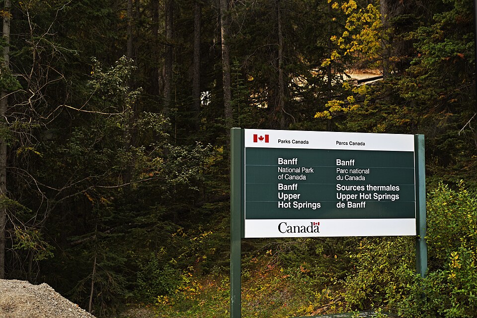 Banff Upper Hot Springs บ่อน้ำพุร้อนกลางป่ามองเห็นภูเขา