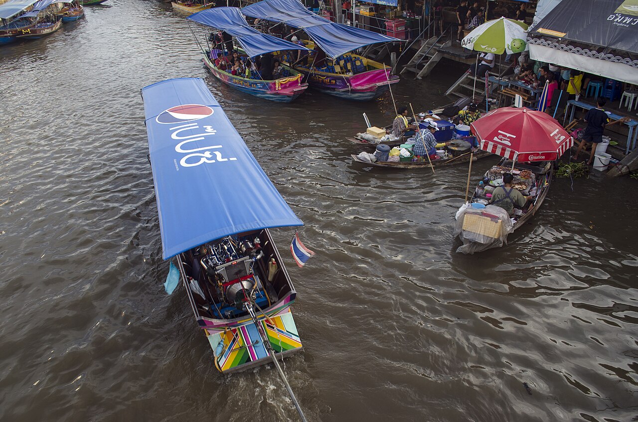 ตลาดน้ำอัมพวา สมุทรสงคราม — เรือพายและเรือขายอาหารจอดแน่นคลองหน้าห้องแถวริมน้ำ