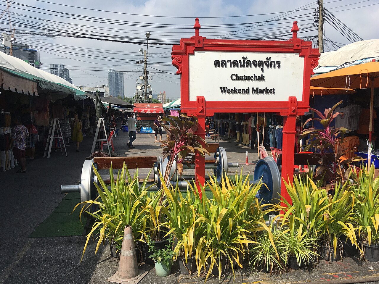 ตลาดนัดจตุจักร — ซอยแผงค้านับหมื่นแผงใต้หลังคาสังกะสีในตลาดนัดสุดสัปดาห์