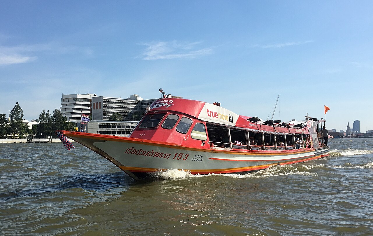 เรือด่วนเจ้าพระยาธงส้มกำลังเทียบท่า — ขนส่งสาธารณะทางน้ำสายหลักของกรุงเทพฯ ราคาราว ฿16 ตลอดสาย