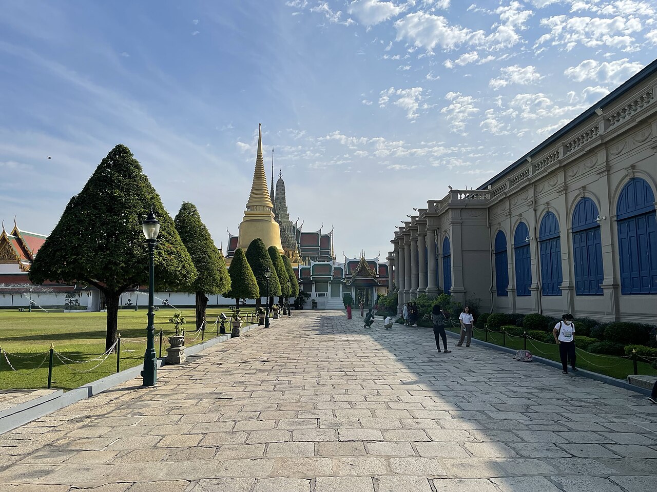 ลานพระบรมมหาราชวังในกรุงเทพฯ ใต้ท้องฟ้าใสช่วงหน้าหนาว