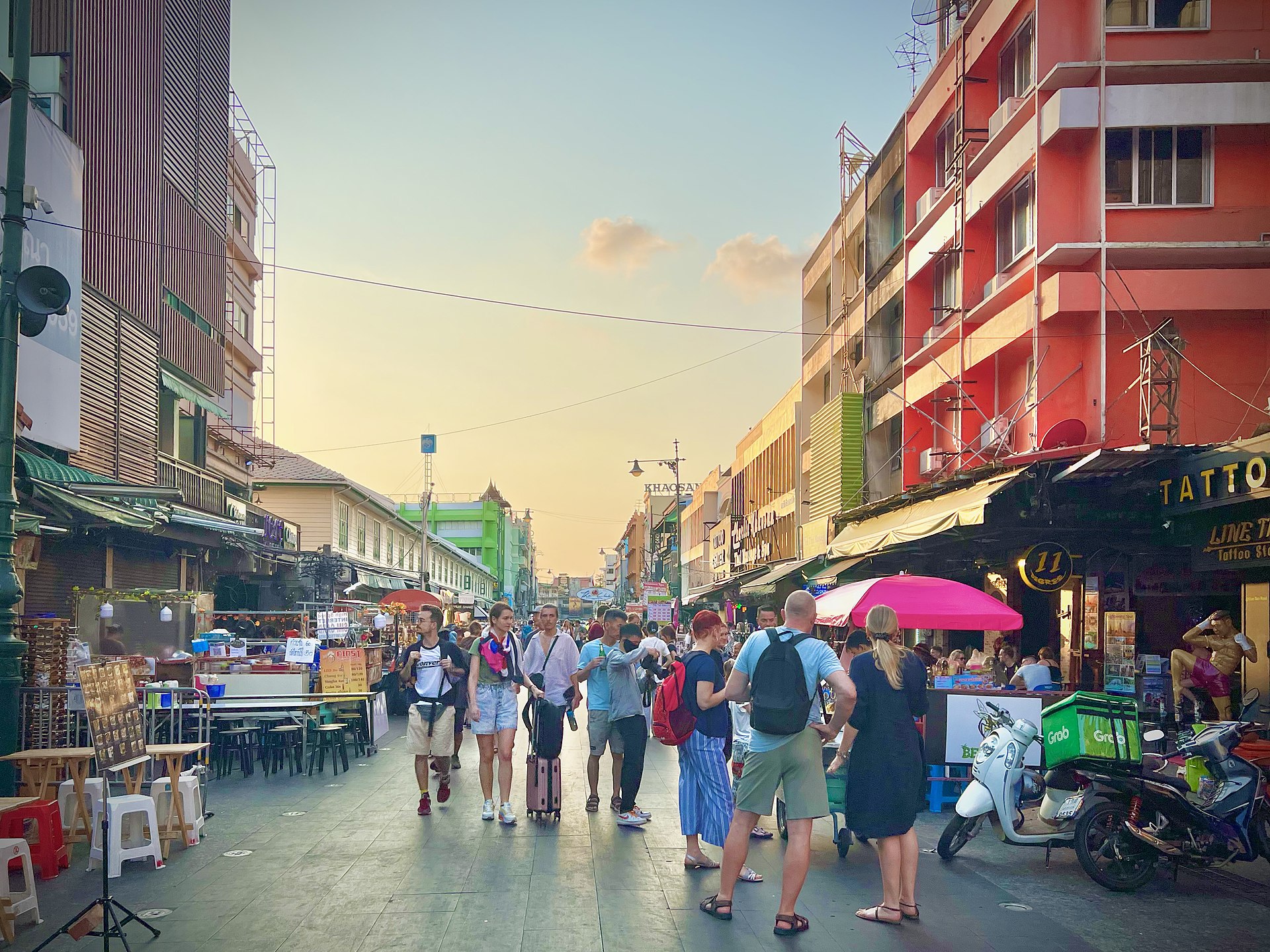 ถนนข้าวสารและย่านเล่นสงกรานต์กลางกรุงเทพ