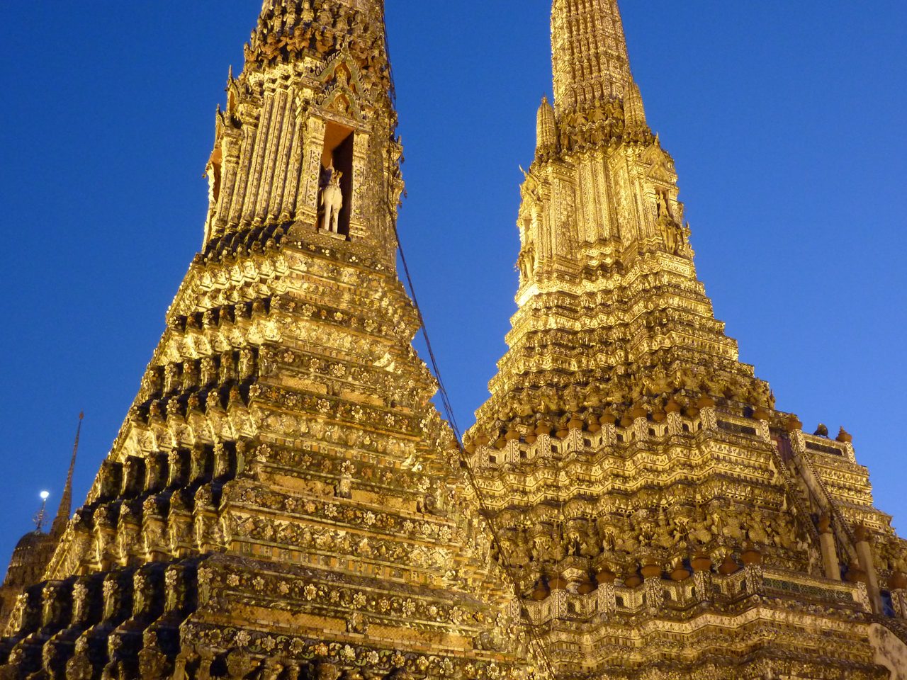 วัดอรุณ พระปรางค์ริมแม่น้ำเจ้าพระยายามพระอาทิตย์ตก กรุงเทพ