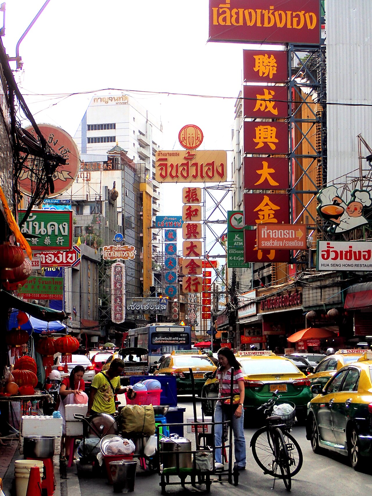 ถนนเยาวราช ไชนาทาวน์ กรุงเทพ ป้ายไฟนีออนและร้านอาหารริมถนนยามค่ำ