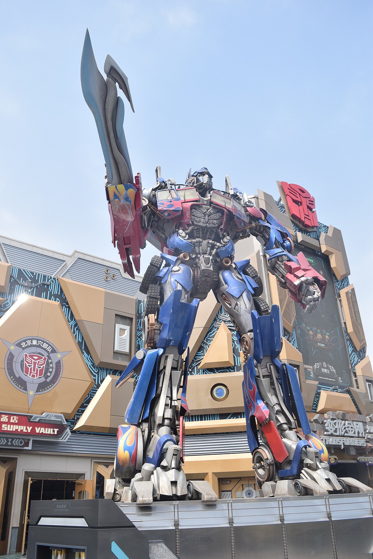 รูปปั้น Optimus Prime ขนาดยักษ์หน้าอาคาร Transformers Metrobase ที่ Universal Beijing Resort