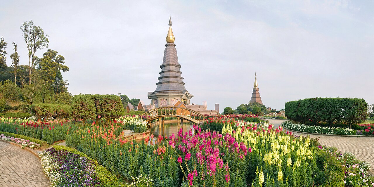 ดอยอินทนนท์ — พระมหาธาตุเจดีย์คู่บนยอดดอยสูงสุดของไทย ท่ามกลางสวนและสายหมอก