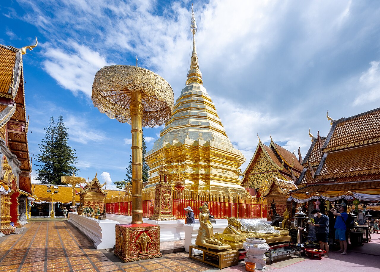 วัดพระธาตุดอยสุเทพ เชียงใหม่ เจดีย์ทองบนยอดดอยกับซุ้มประตูล้านนา