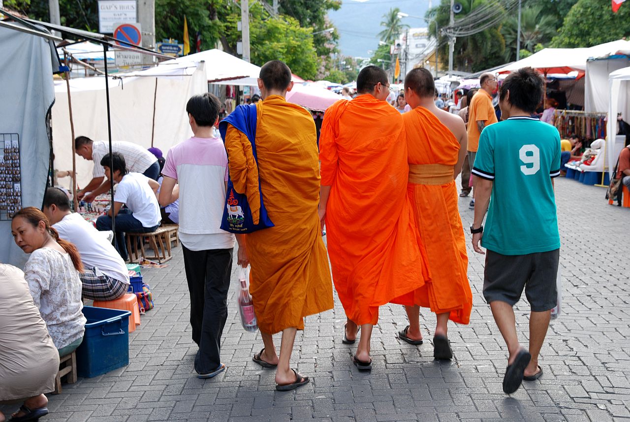 แผงสินค้าและผู้คนบนถนนคนเดินวันอาทิตย์ เชียงใหม่ พระเดินผ่านแผงงานหัตถกรรมริมถนนราชดำเนิน
