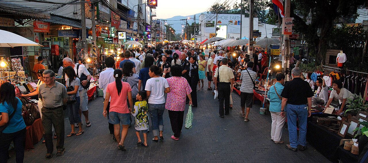 ถนนคนเดินวันอาทิตย์เชียงใหม่ — ผู้คนเดินเลือกซื้องานคราฟต์และอาหารริมถนนท่าแพยามค่ำ