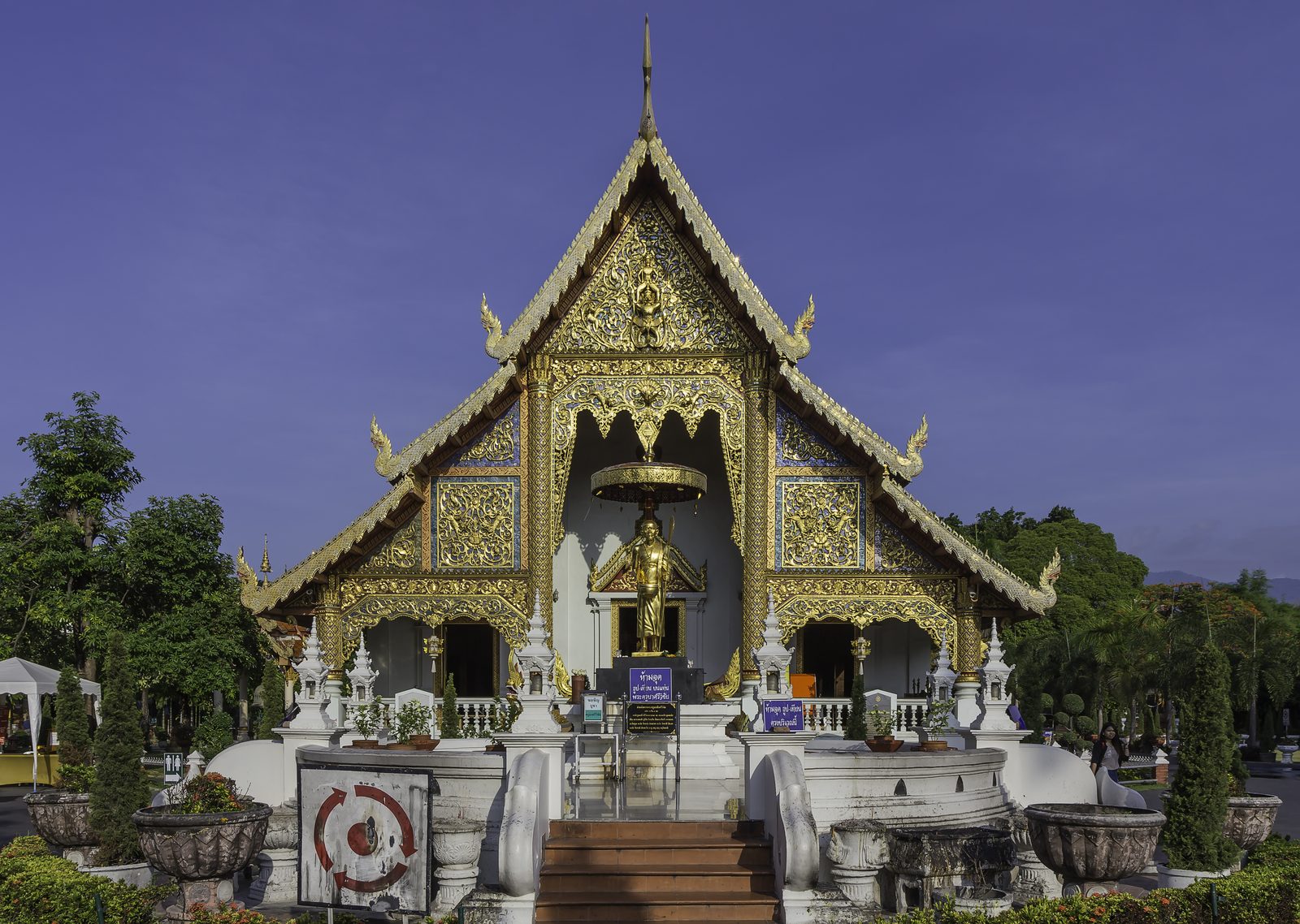 วัดพระสิงห์เชียงใหม่ — วิหารลายคำล้านนาหลังคาซ้อนชั้นและลวดลายปิดทองในเมืองเก่า