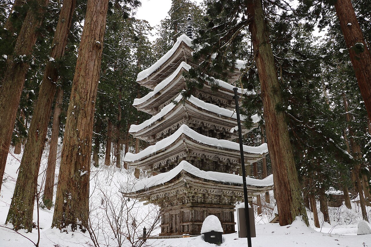 เจดีย์ห้าชั้นฮากุโระ Haguro Five-Story Pagoda เจดีย์ไม้กลางป่าซีดาร์ปกคลุมหิมะ