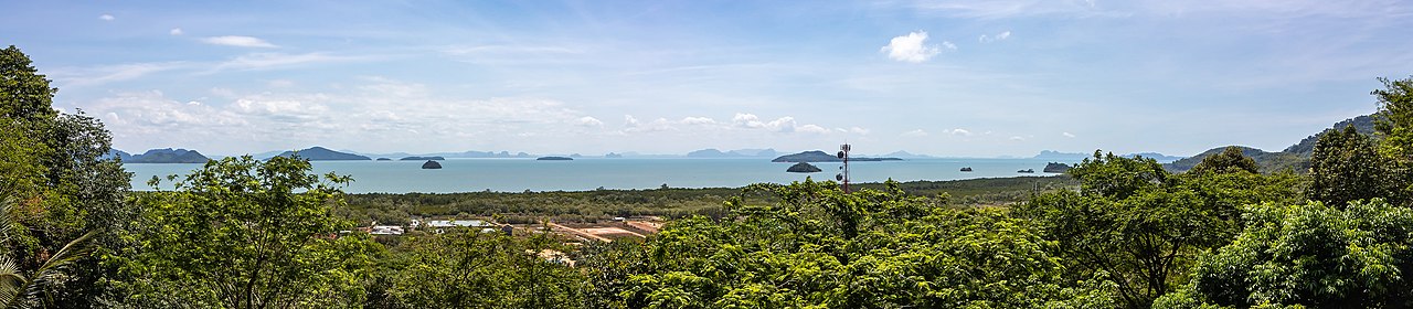 ทริปวันเดียวรอบกระบี่ — วิวเกาะลันตา หาดทรายและทะเลอันดามันมองจากจุดชมวิวบนเกาะ