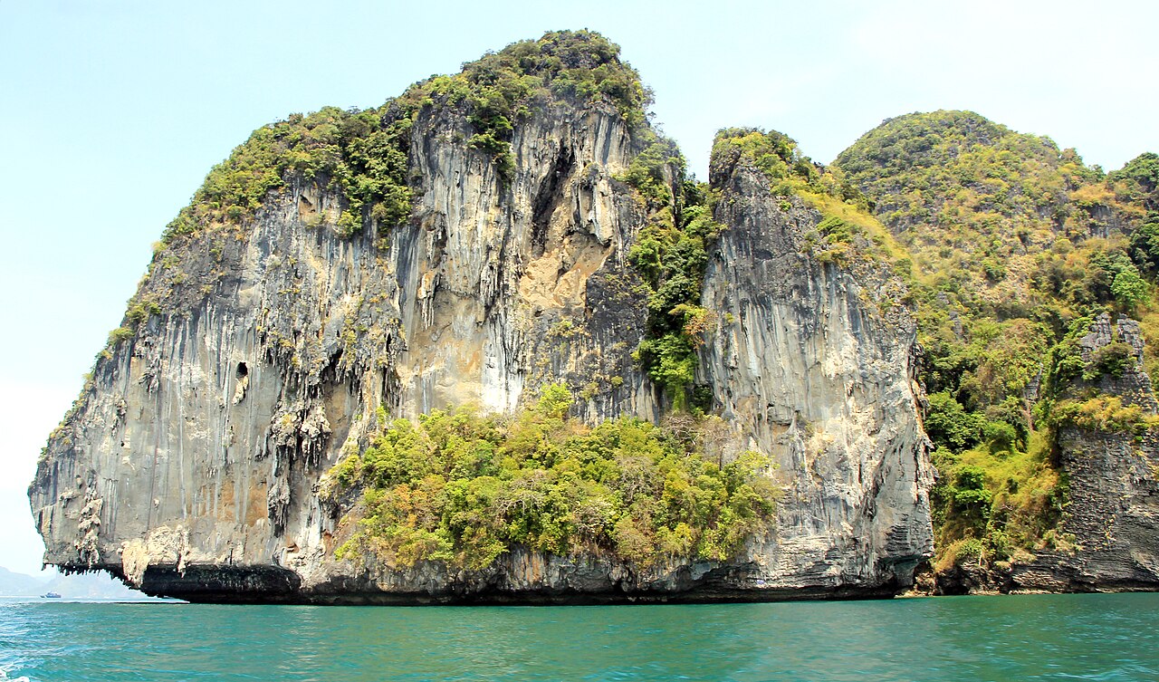 ทัวร์ 4 เกาะ กระบี่ — เกาะหินผาปูนสูงชันโผล่ขึ้นจากทะเลสีเขียวมรกต หนึ่งในเกาะของทัวร์รอบอ่าวนาง