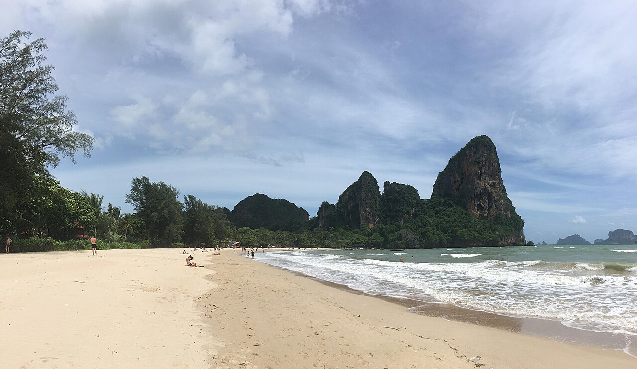 หาดไร่เลย์ กระบี่ — หาดทรายขาวโค้งยาว มีหินผาปูนสูงชันเป็นฉากหลัง น้ำทะเลใส คาบสมุทรที่ไปได้ทางเรือเท่านั้น