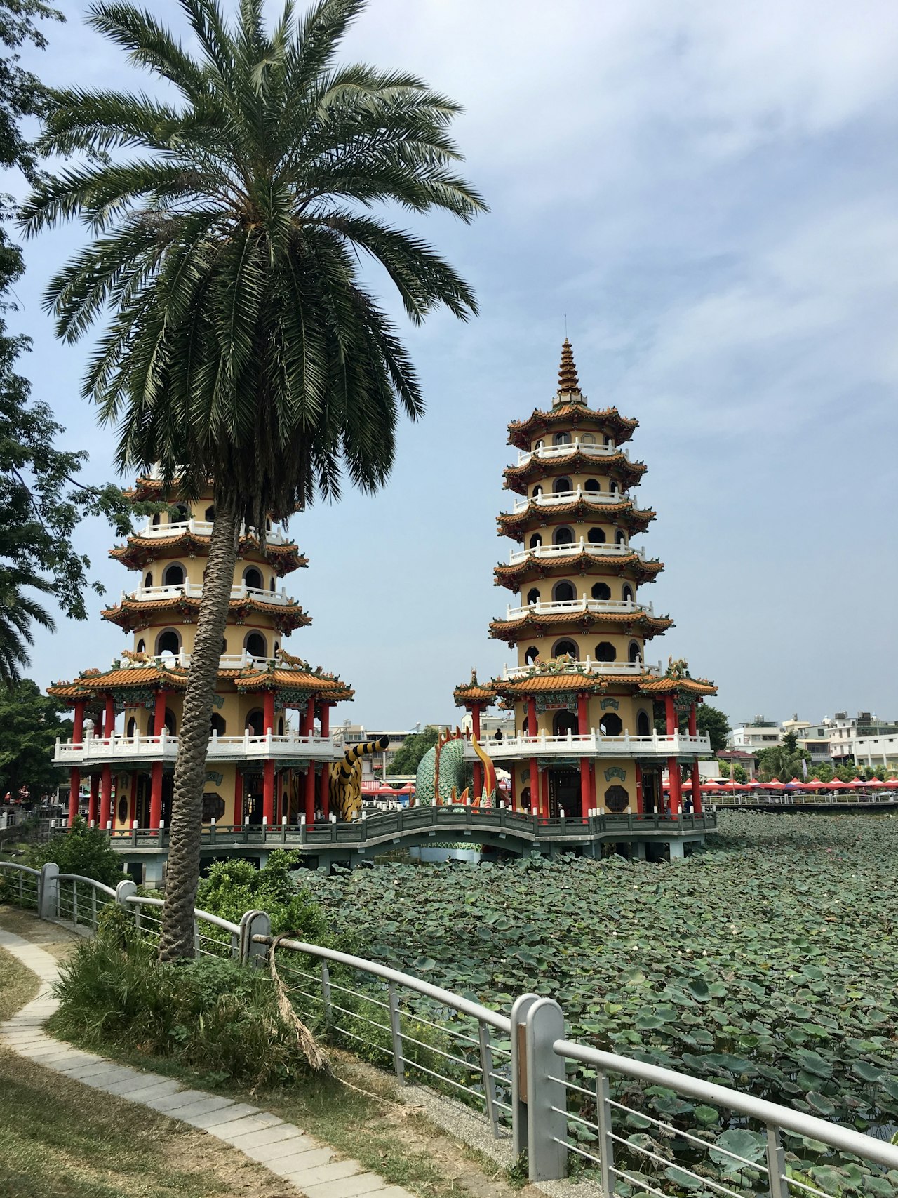 สระบัวหลงหู Dragon Tiger Pagoda เกาสง เจดีย์มังกรเสือริมสระบัว