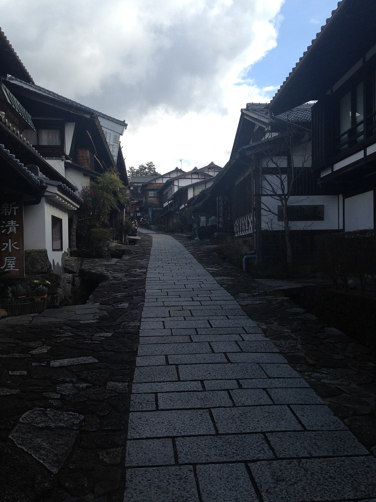 ถนนหินลาดชันเมืองไปรษณีย์มาโกเมะจุกุ บ้านไม้และผนังขาว จังหวัดกิฟุ