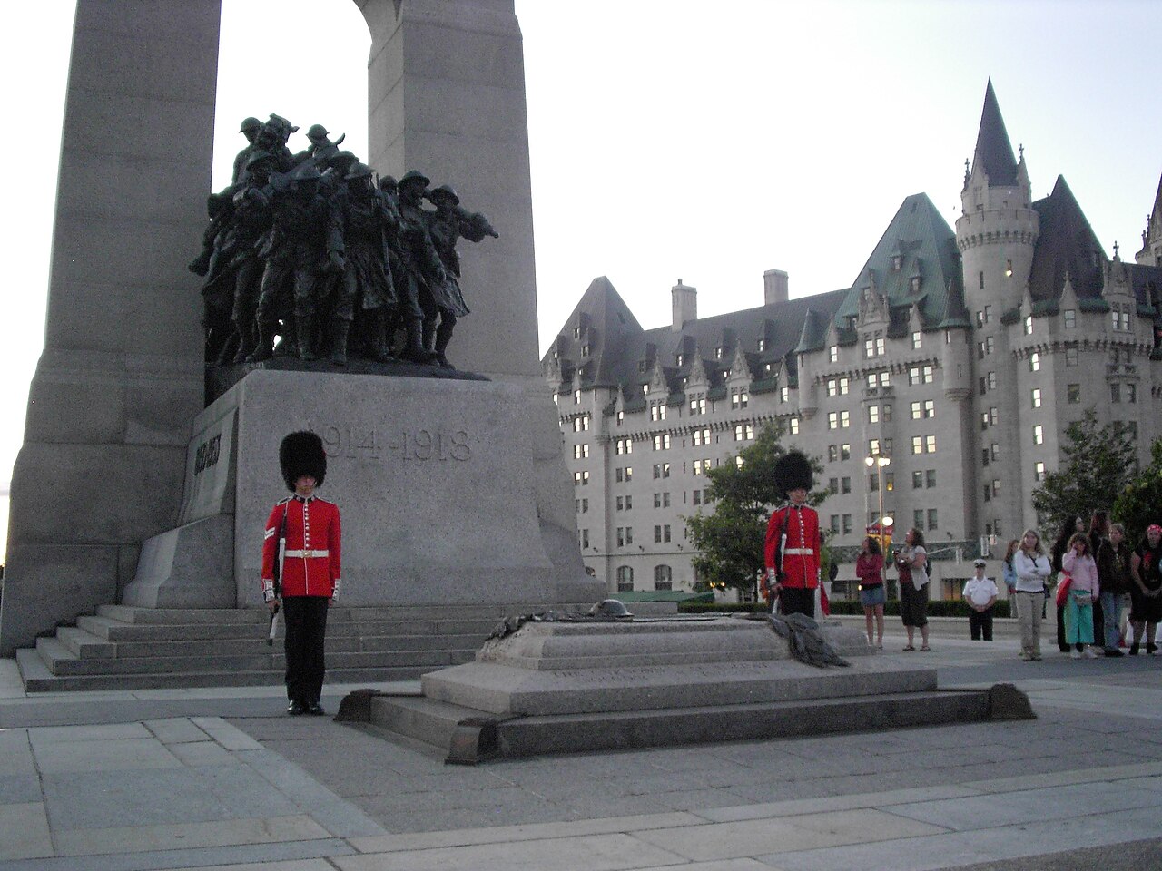 National War Memorial และ Tomb of the Unknown Soldier ออตตาวา