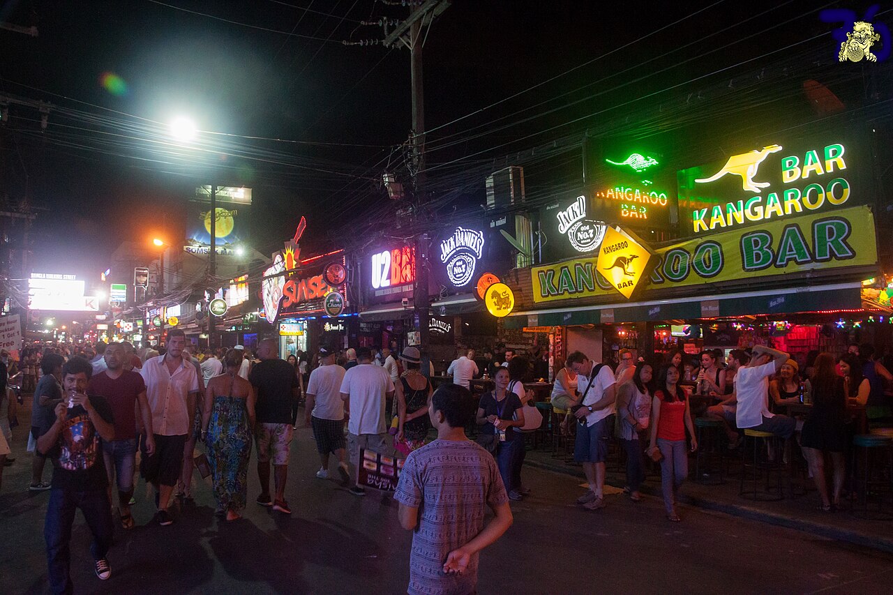 ถนนบางลา ป่าตอง ภูเก็ต จุดเล่นสงกรานต์ติดหาด