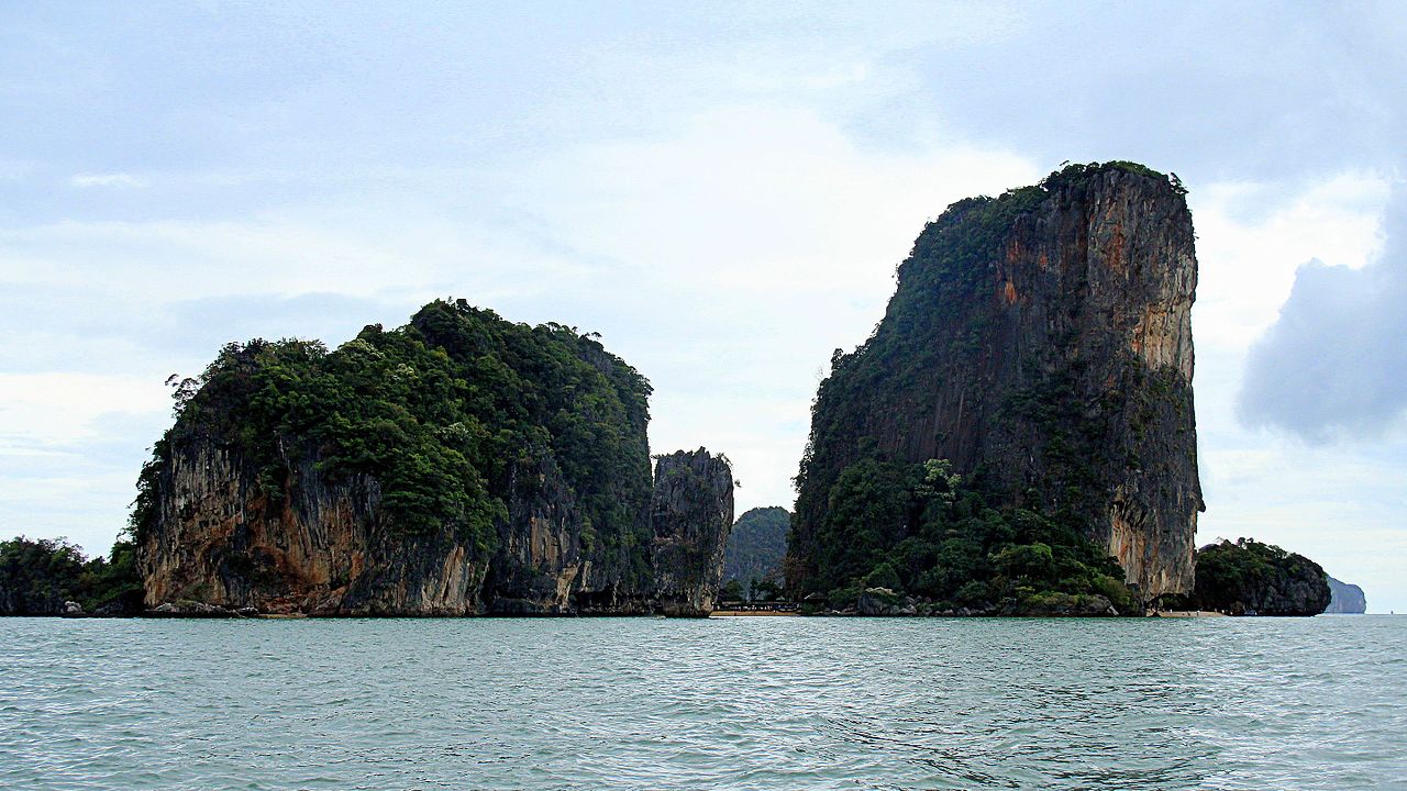 เกาะเจมส์บอนด์ เขาตะปู อ่าวพังงา หินปูนรูปเข็มตั้งกลางทะเลเขียว