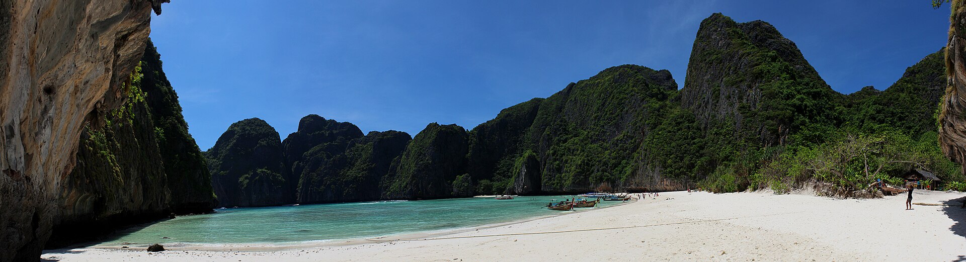 อ่าวมาหยา เกาะพีพี น้ำทะเลสีเขียวมรกตล้อมด้วยหน้าผาหินสูง