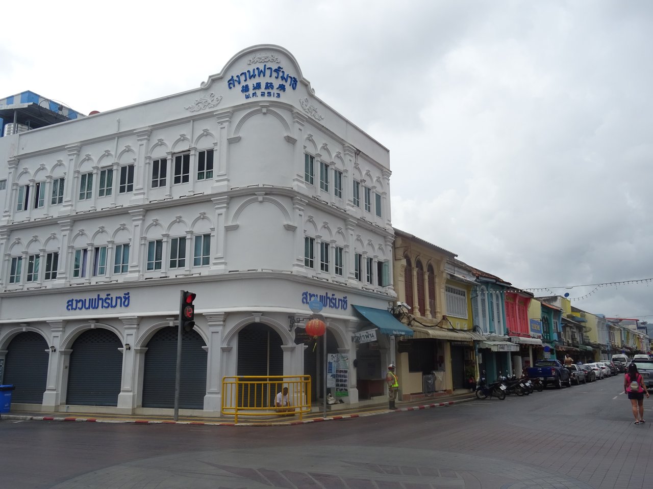 ถนนถลาง ย่านเมืองเก่าภูเก็ต — แถวตึกแถวชิโน-โปรตุกีสทาสีพาสเทลพร้อมหง่อคาขี่ทางเดินมีหลังคาคลุม
