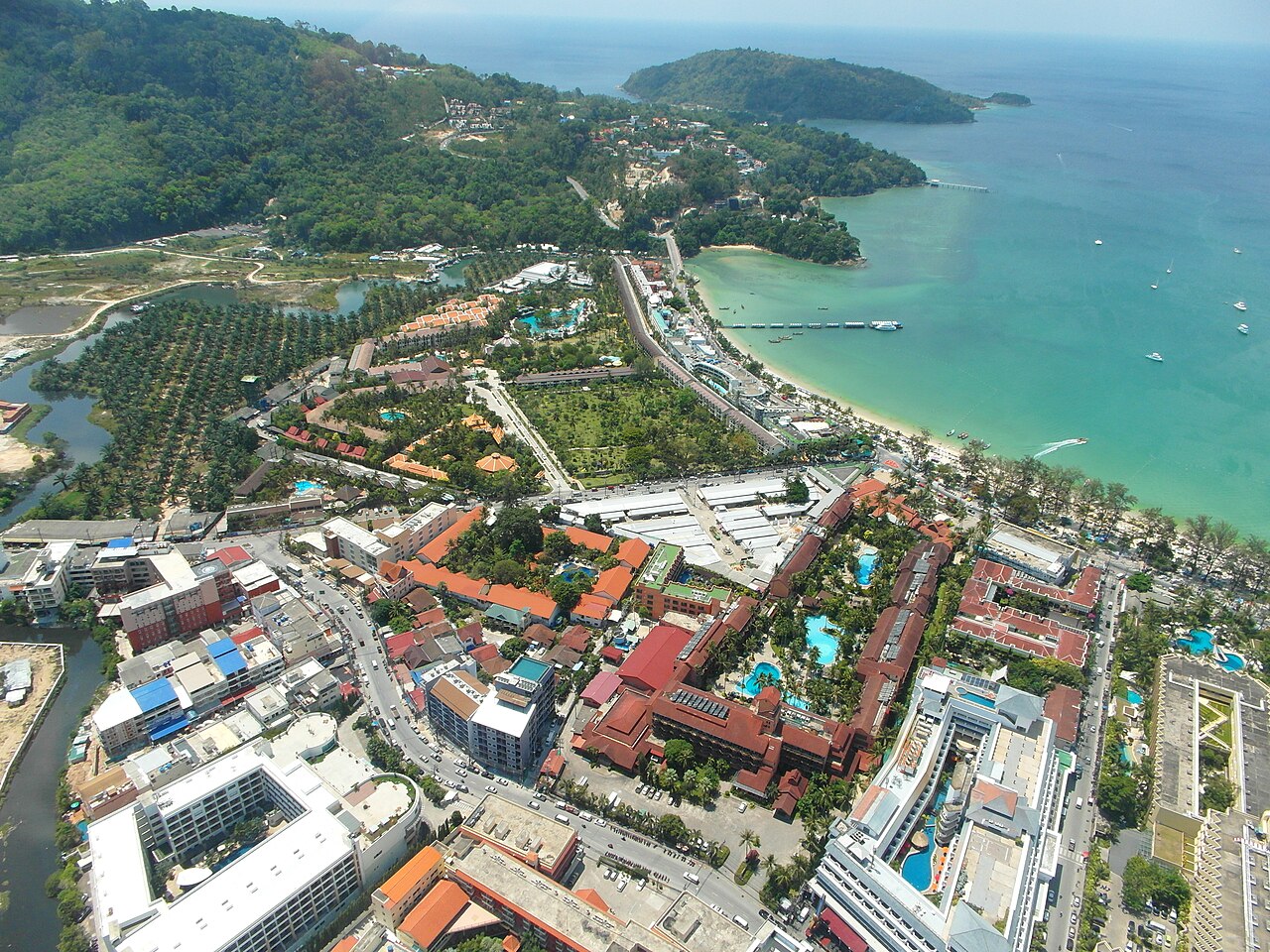 หาดป่าตอง ภูเก็ต ทรายขาวน้ำทะเลใสและร่มชายหาดเรียงราย