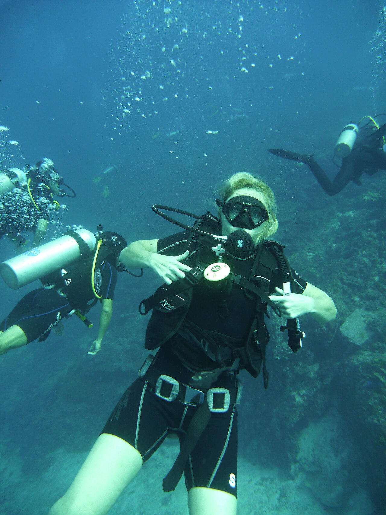 นักดำน้ำ SCUBA ดำน้ำที่กองหินใต้น้ำหมู่เกาะสิมิลัน