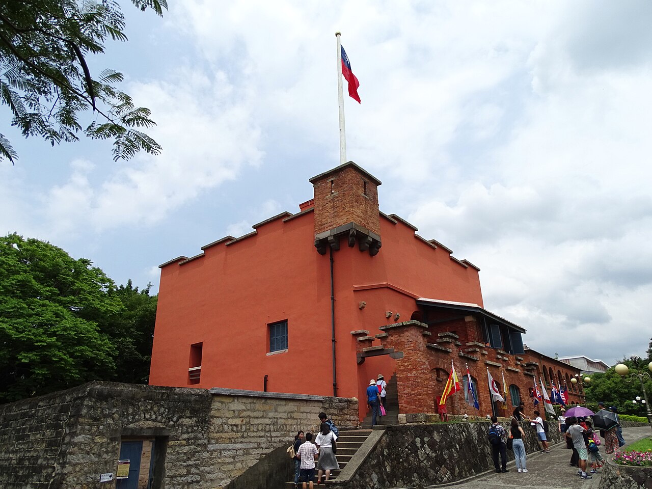 ป้อมแดง Fort San Domingo อาคารป้อมหินสีแดงมีธงชาติไต้หวันโบกบนยอด ตั้นสุ่ย ไทเป