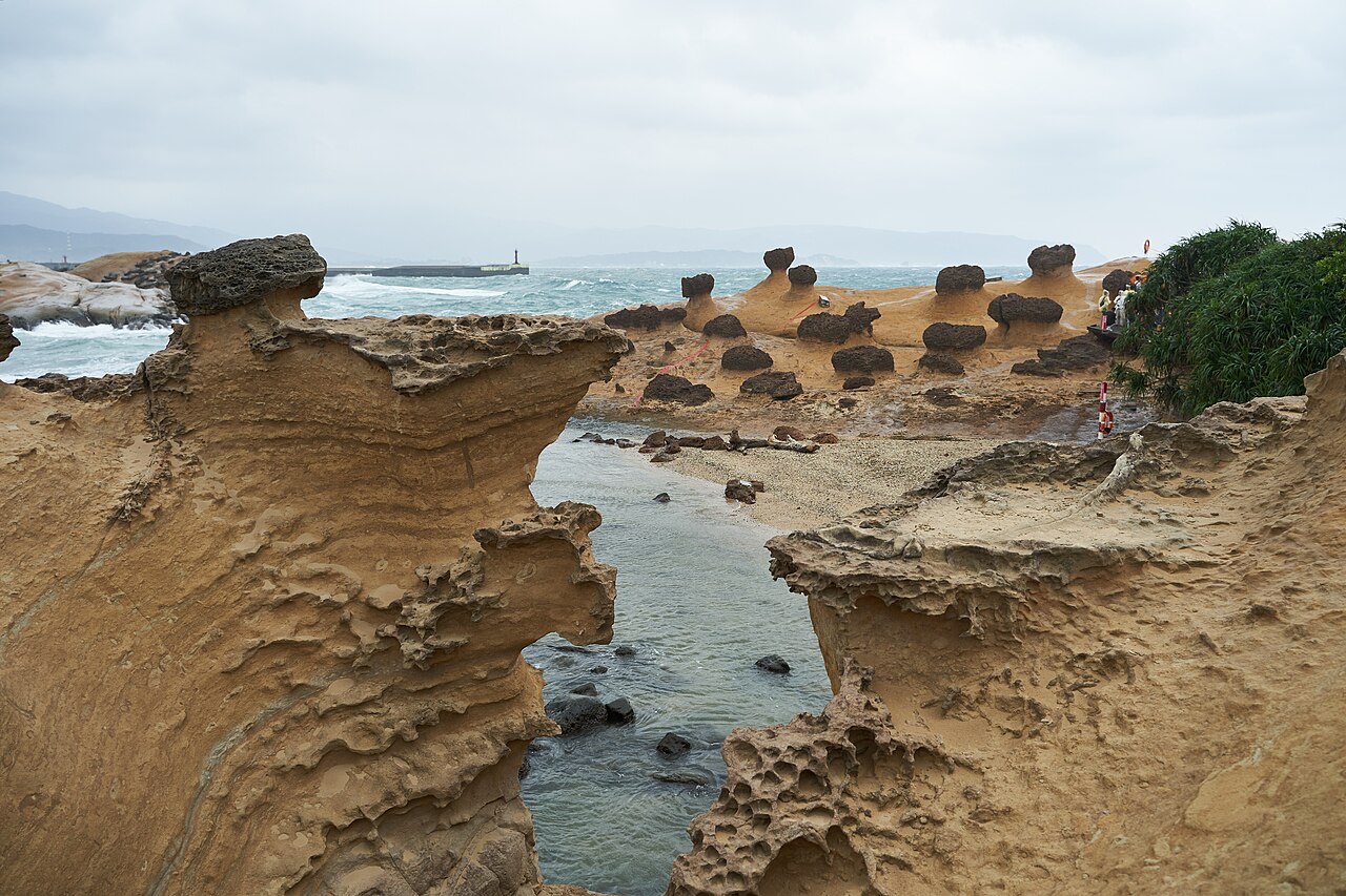 ชายหาดกรวดสีดำ Qixingtan โค้งพระจันทร์เสี้ยวพร้อมวิวภูเขา ฮวาเหลียน