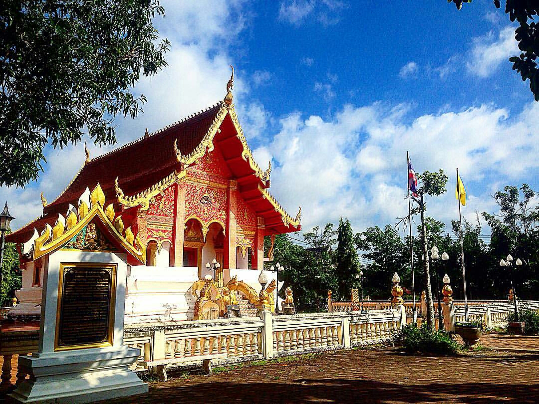 วัดพระลาวเทพนิมิต วิหารแดง-ทองงดงามของอำนาจเจริญ