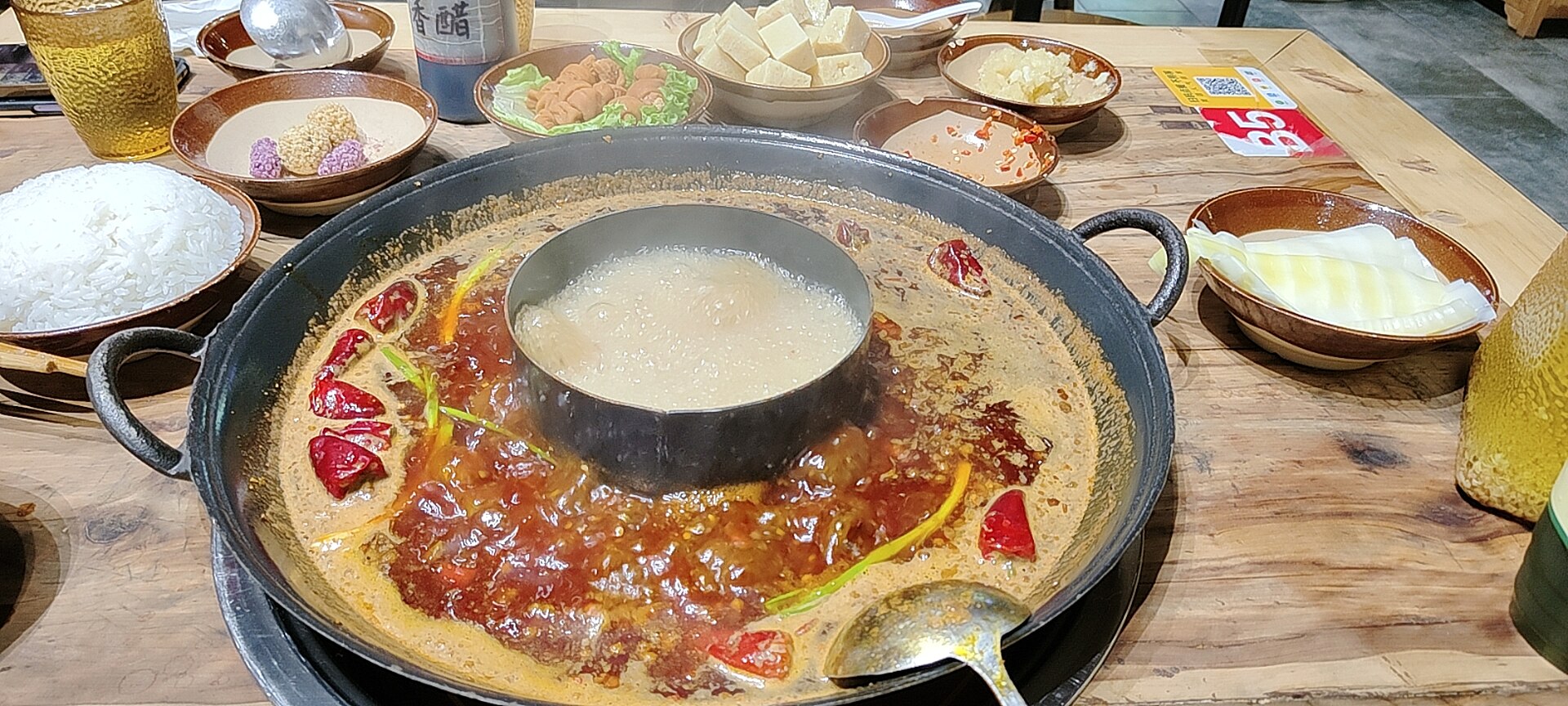 หม้อไฟฉงชิ่งน้ำแดงหมาล่าเผ็ดชาลิ้น — เที่ยวฉงชิ่ง จีน