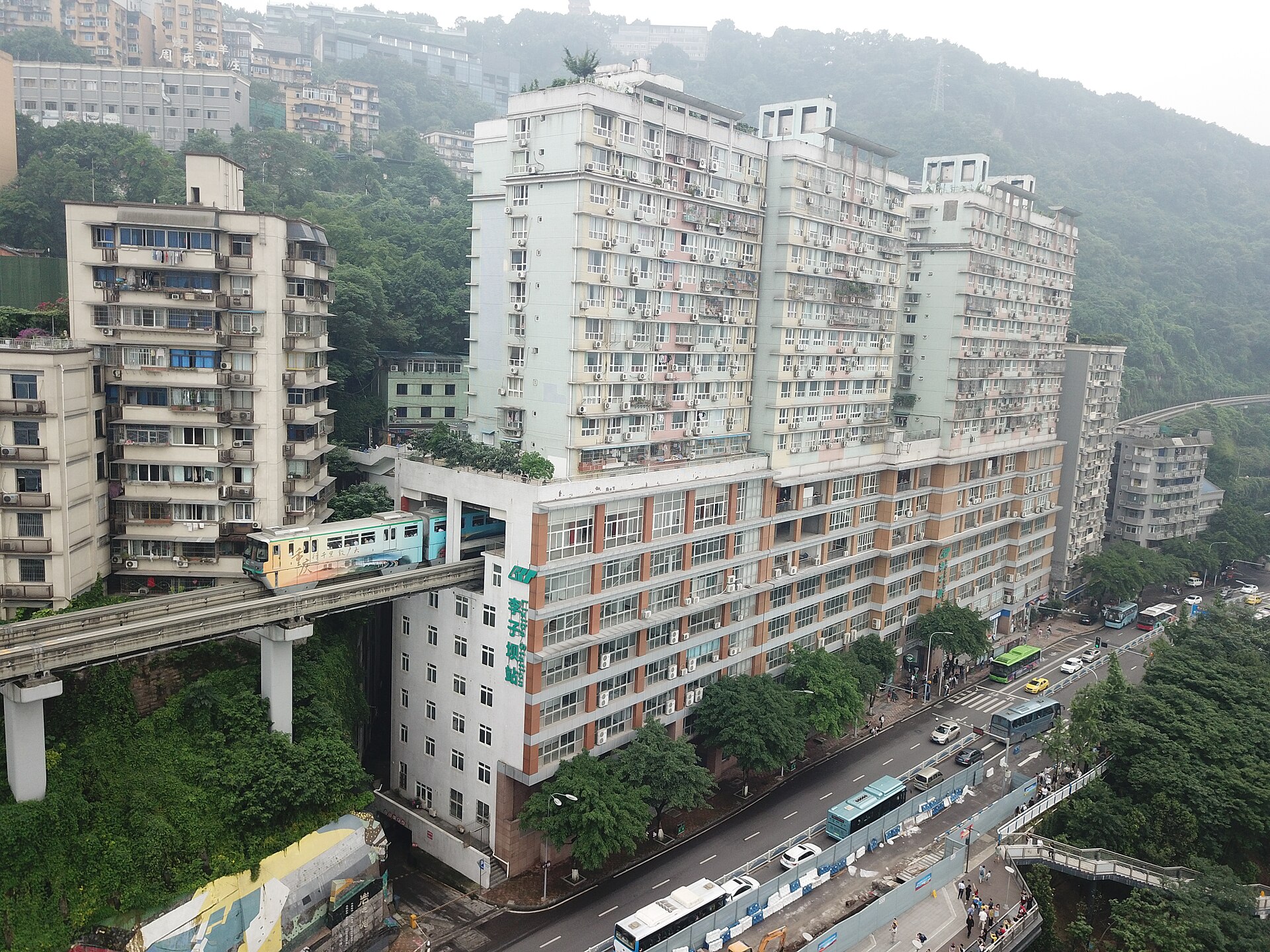 รถไฟฟ้าวิ่งทะลุตึกที่สถานีหลี่จื่อป้าฉงชิ่ง — เที่ยวฉงชิ่ง จีน
