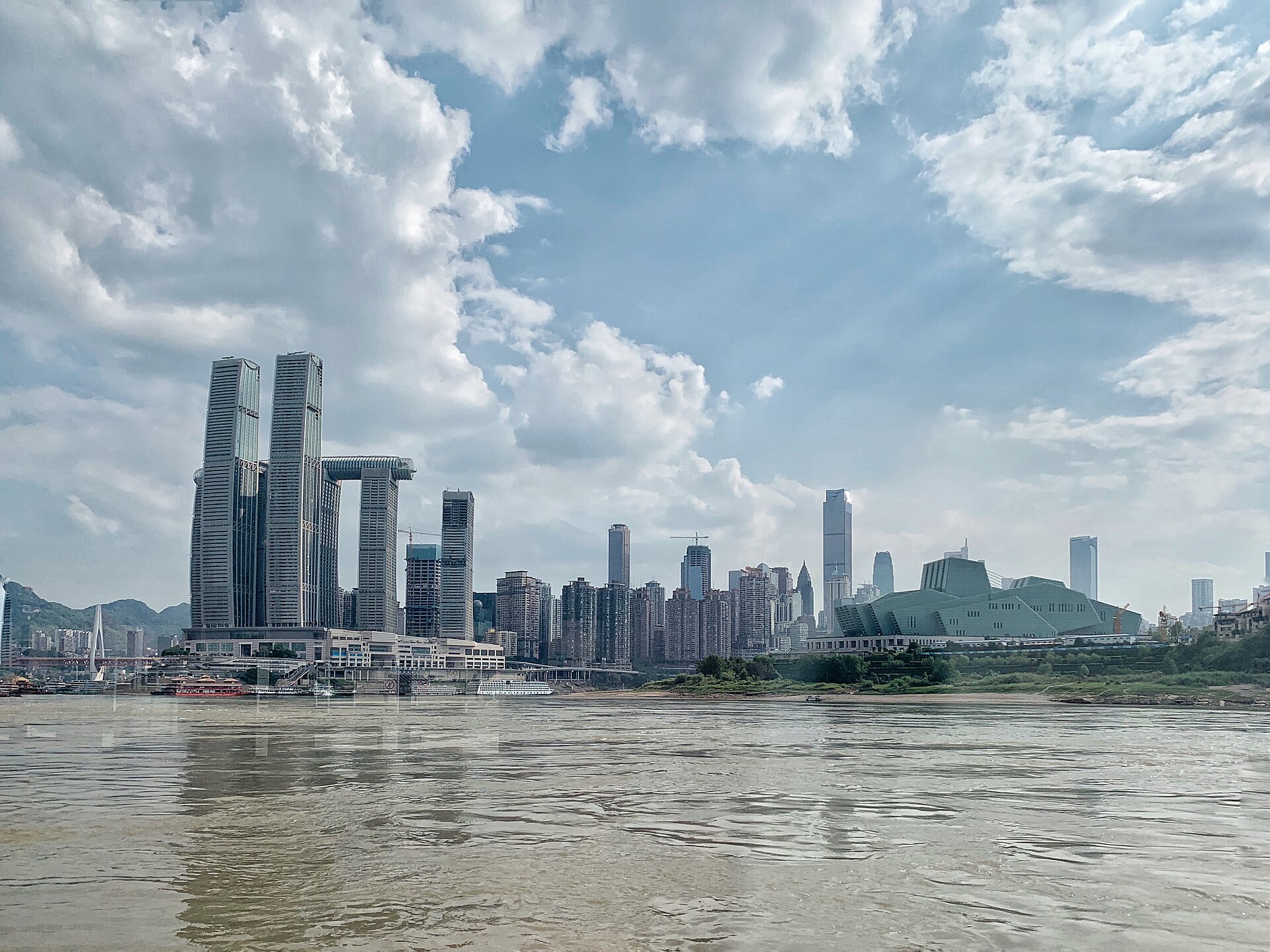 ตึก Raffles City รูปเรือใบที่เฉาเทียนเหมินจุดบรรจบสองแม่น้ำฉงชิ่ง — เที่ยวฉงชิ่ง จีน