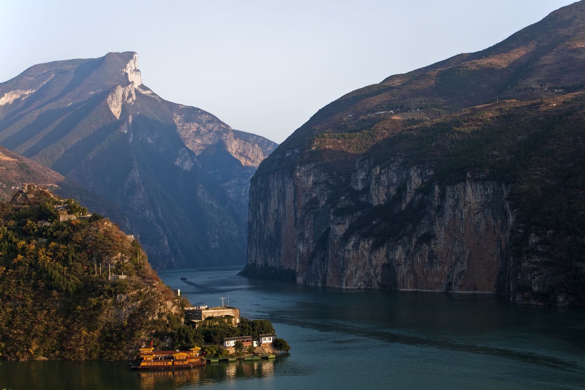 ล่องเรือสามผาแยงซี (长江三峡) — เรือสำราญแล่นผ่านหุบเขาสูงชันริมแม่น้ำแยงซี สายหมอกปกคลุมยอดเขา ออกจากท่าฉงชิ่ง