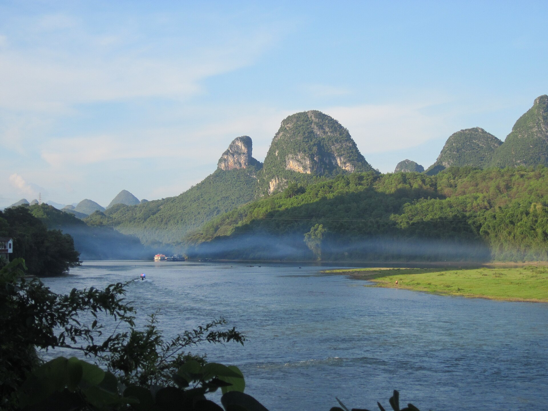 ยอดเขาหินสะท้อนเงาบนผิวน้ำแม่น้ำหลีเจียงในกุ้ยหลิน — เที่ยวกุ้ยหลิน จีน