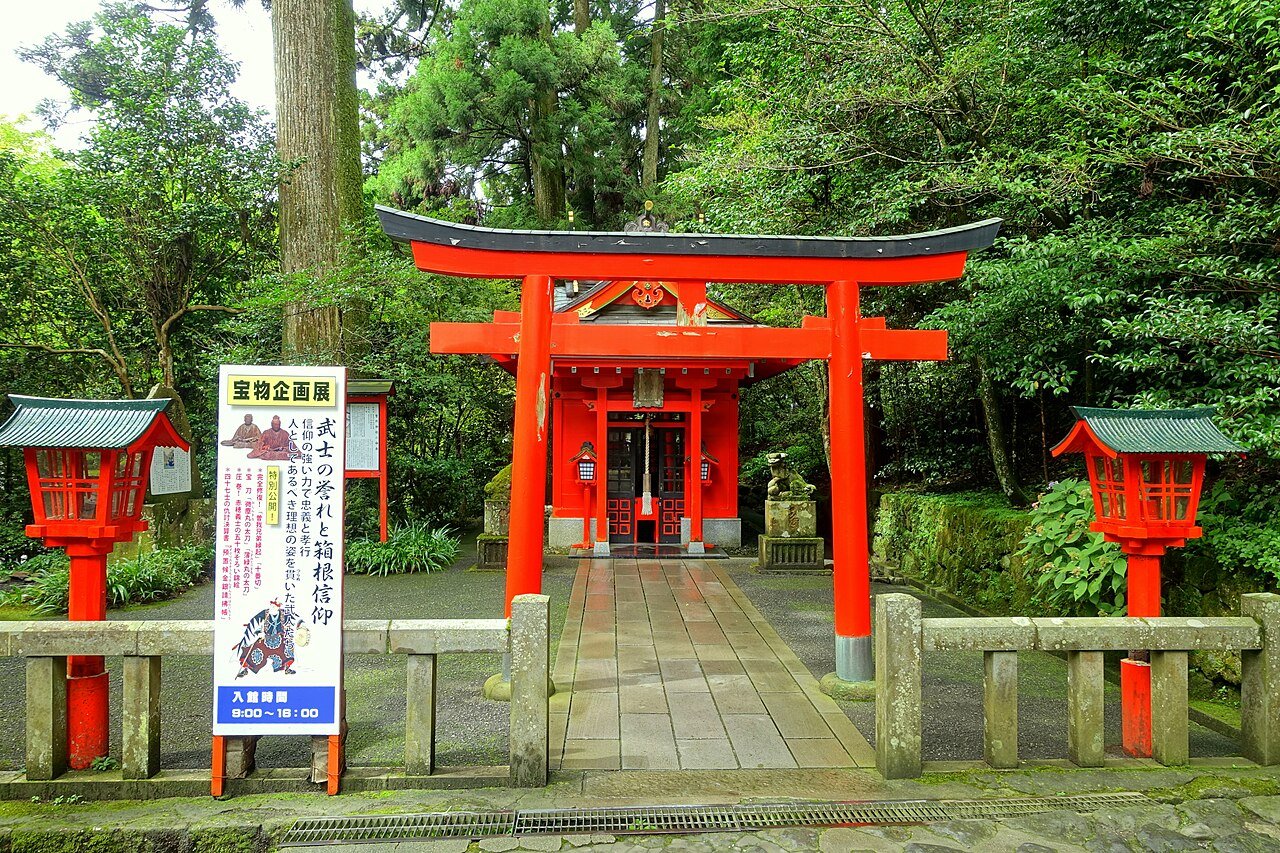 ศาลเจ้าฮาโกเน่ torii ป่าซีดาร์