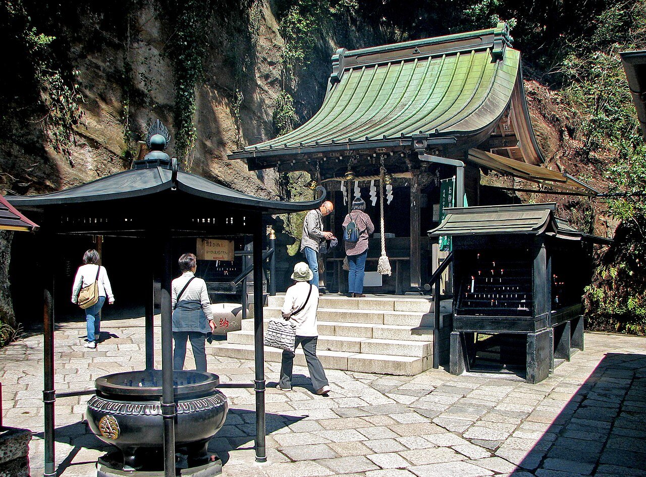 ศาลเจ้าเซนิอาราอิเบ็นเท็น Zeniarai Benten ในลานถ้ำหินพร้อมผู้มาขอพรในคามาคุระ