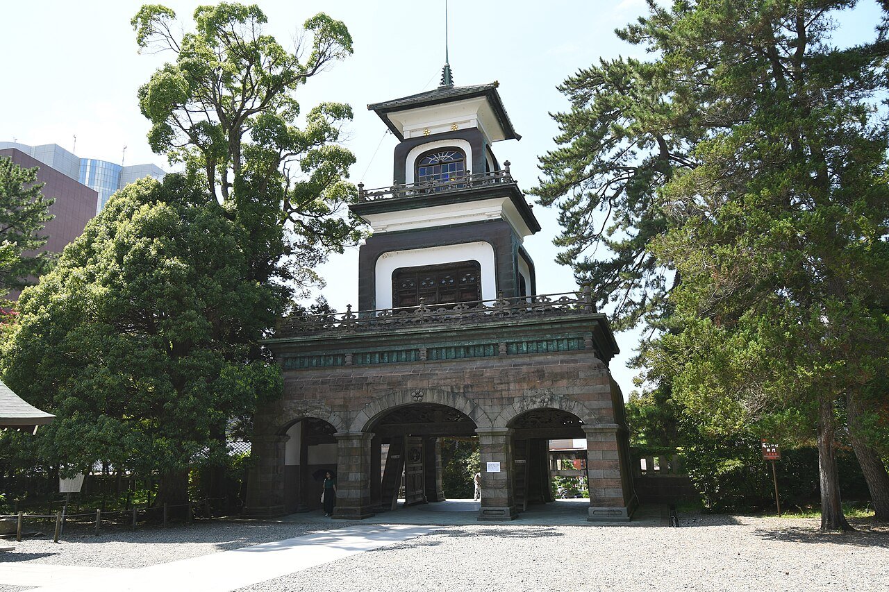 ศาลเจ้าโอยามะ Oyama Shrine ประตู Shinmon สามชั้นสไตล์ตะวันตกผสมที่มีกระจกสี คานาซาว่า