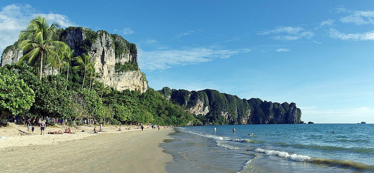 หาดอ่าวนางช่วงบ่าย — หน้าผาหินปูนต้นมะพร้าวและทะเลอันดามัน จุดเดินเล่นและออกเรือของกระบี่