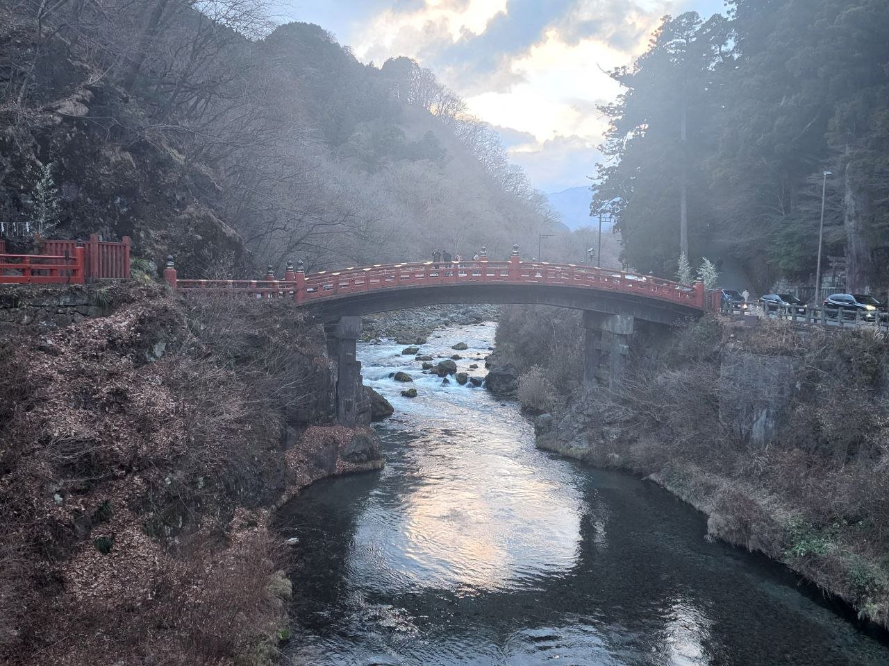 สะพานชินเคียวสีแดงเหนือแม่น้ำไดยะ นิกโก้