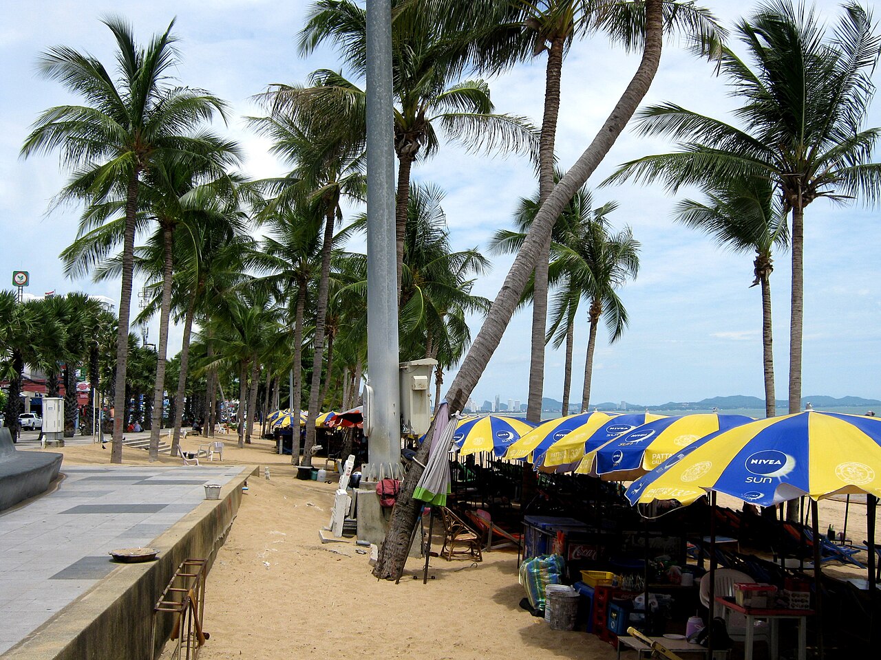 หาดพัทยา — เส้นเลียบหาด Beach Road ที่เดินเล่นได้ในโซนพัทยากลาง มีต้นมะพร้าวและทางเดินริมทะเล