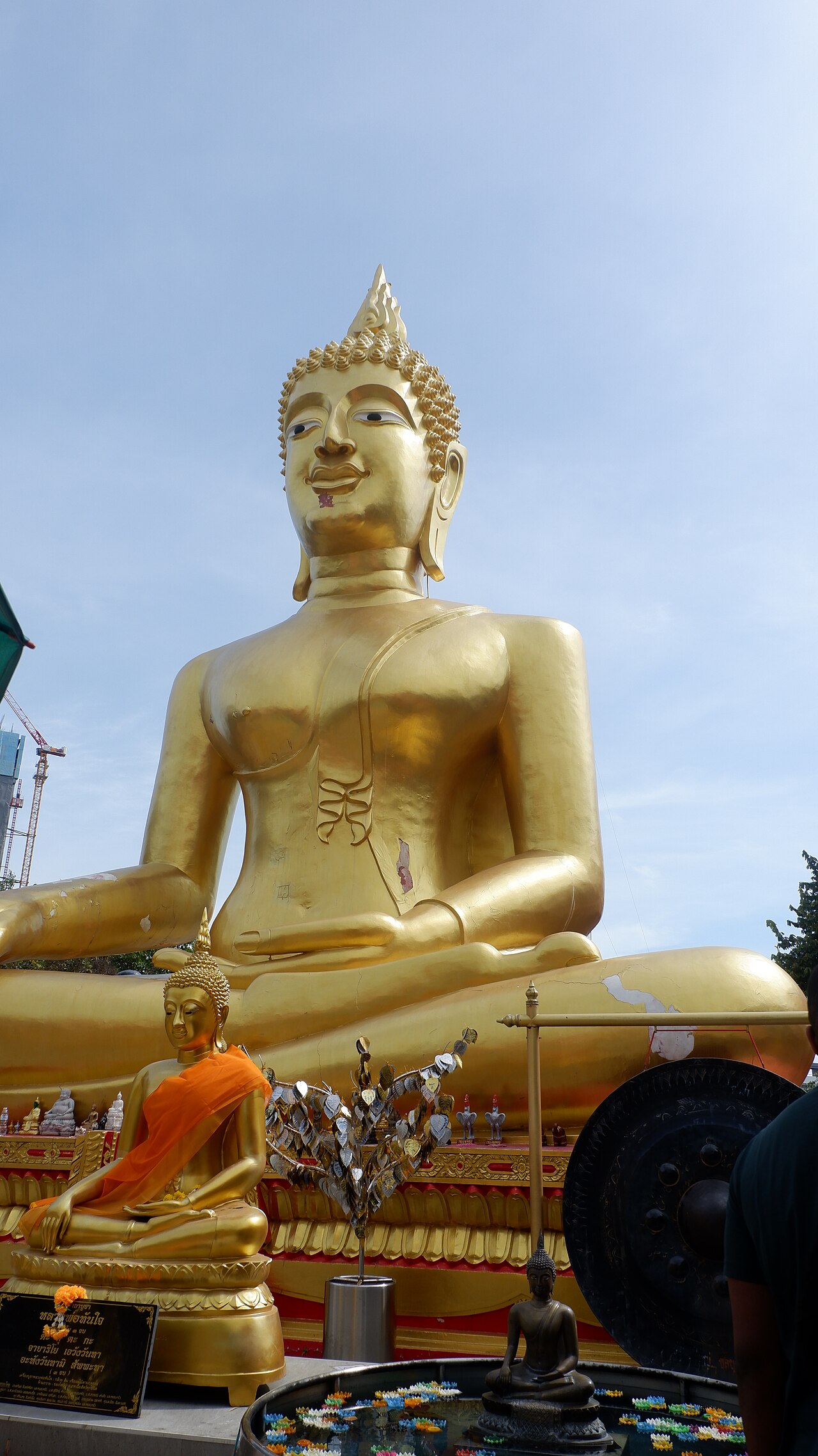 พระใหญ่วัดพระยา พัทยา — พระพุทธรูปปางมารวิชัยสีทองขนาดใหญ่ประทับนั่งบนเขาพระตำหนัก ท้องฟ้าสีฟ้า