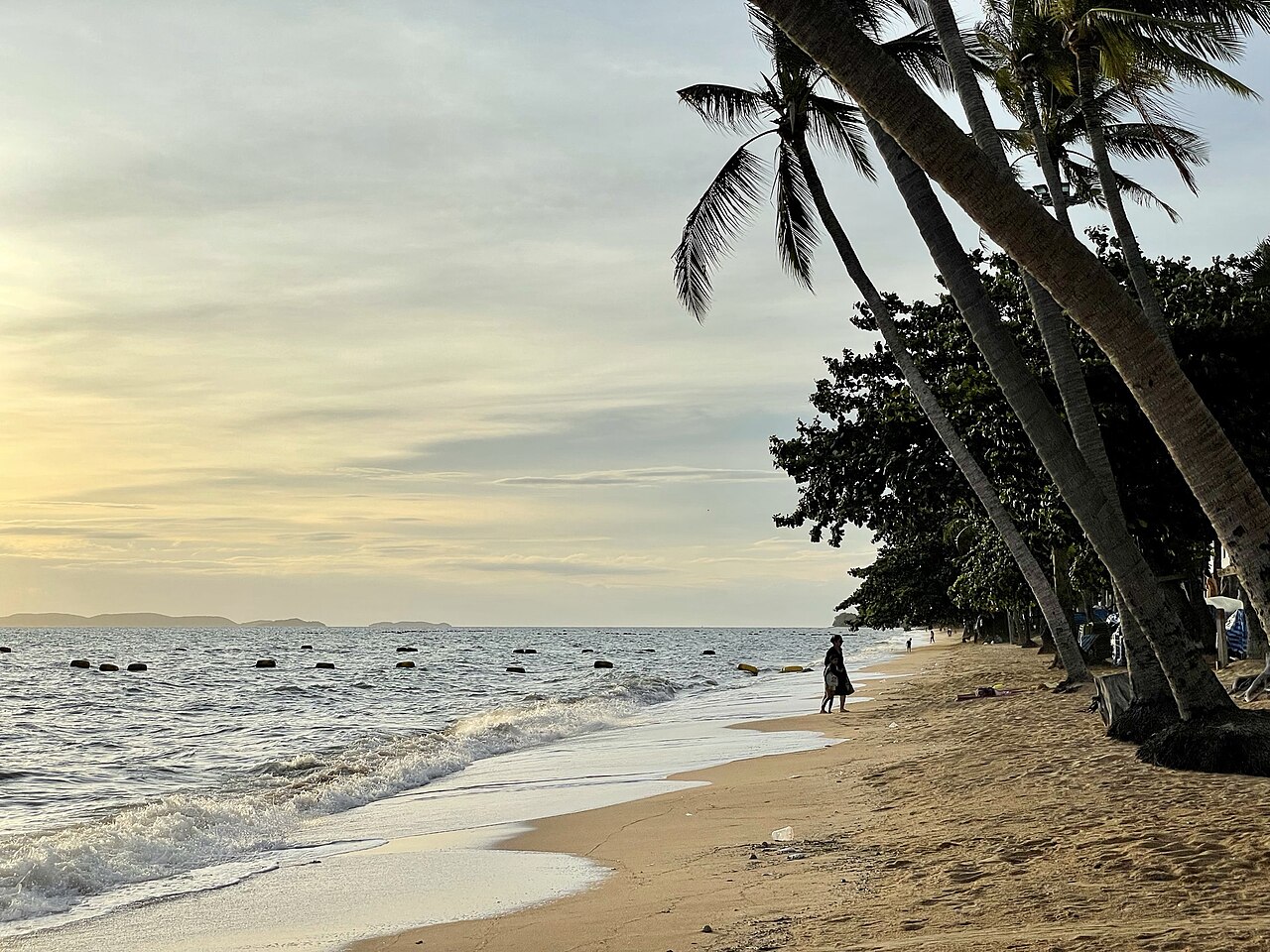 หาดจอมเทียน พัทยา — หาดยาวทางใต้ของพัทยากลาง จุดที่หลายคนเช่าสกู๊ตเตอร์ขับไปเอง