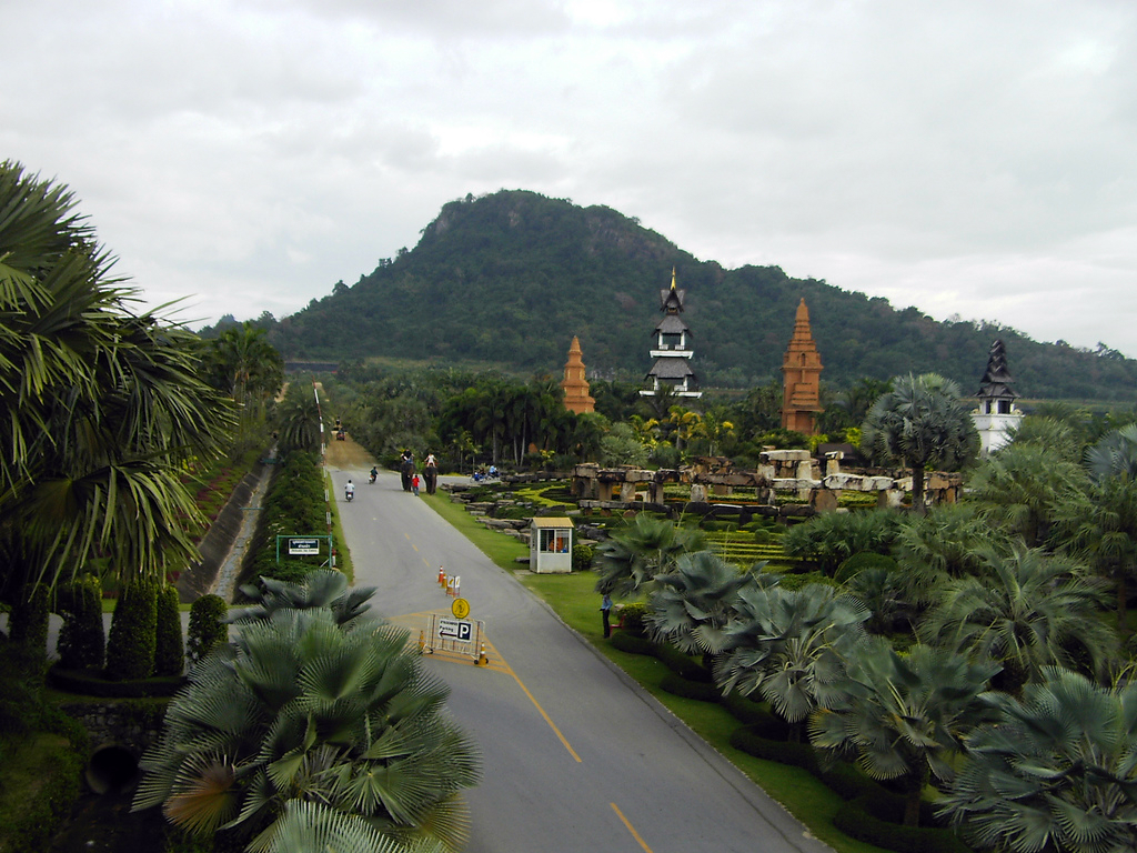 สวนนงนุช พัทยา — สวนฝรั่งเศสจัดเรียงไม้ดอกไม้ประดับเป็นลวดลาย ฉากหลังเขาเขียว
