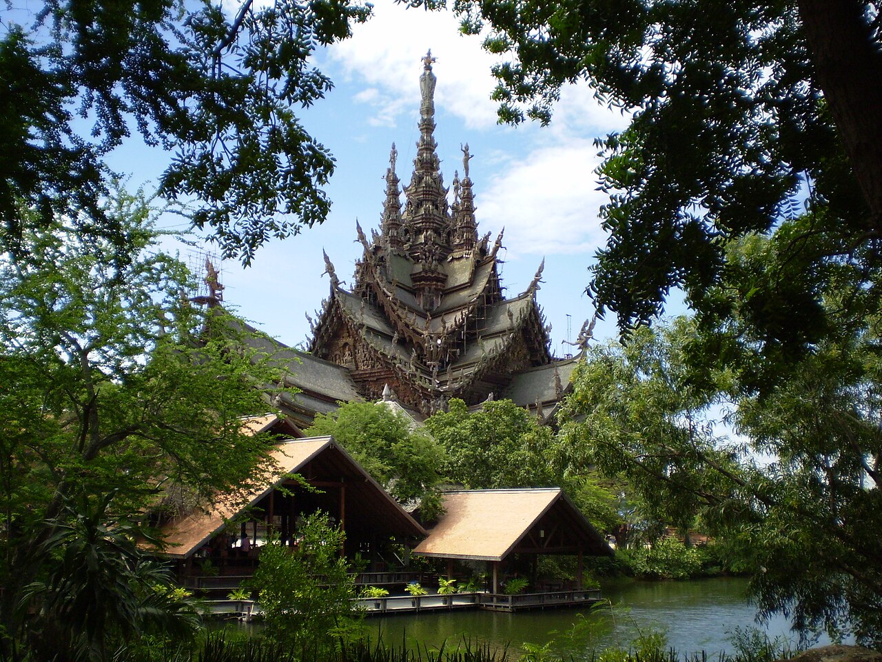 รายละเอียดงานไม้แกะสลักด้วยมือที่ปราสาทสัจธรรม พัทยา — เทพ บุคคล และลวดลายตามคติศาสนาตะวันออก