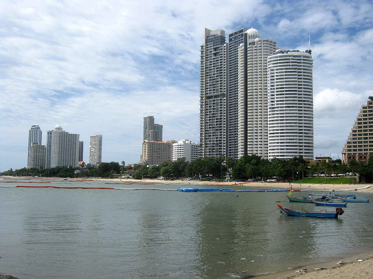 หาดวงศ์อมาตย์ พัทยาเหนือ — หาดเงียบสงบฝั่งเหนือที่อยู่ห่างจากพัทยากลาง ต้องนั่งรถสองแถวหรือ Grab ไป