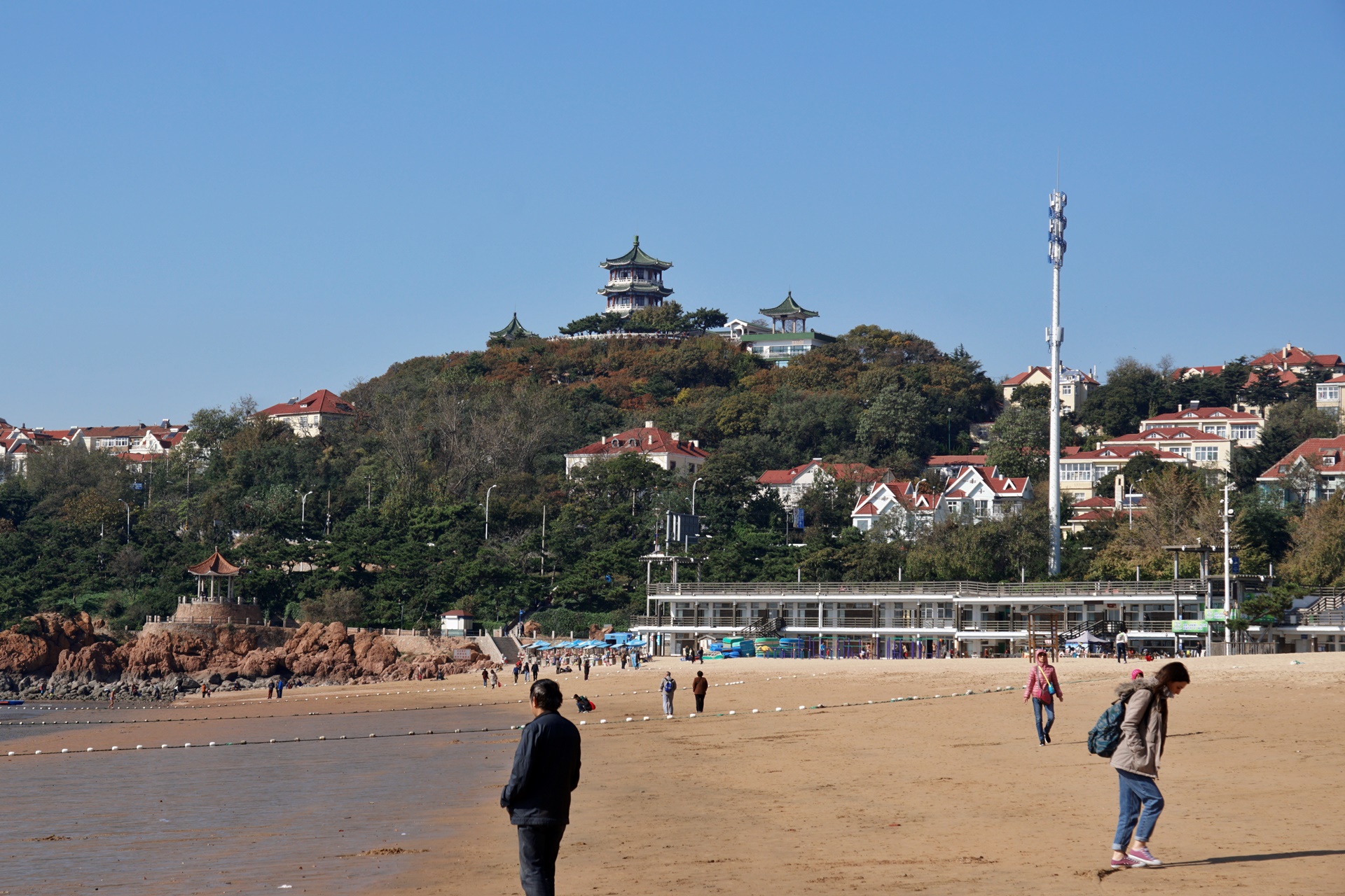 ชายหาดอาบแดดริมทะเลในชิงเต่า — เที่ยวชิงเต่า จีน