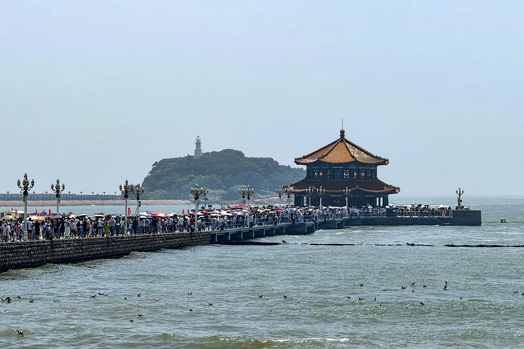 สะพานจ้านเฉียวยื่นลงทะเลพร้อมศาลาหุยหลานในชิงเต่า — เที่ยวชิงเต่า จีน