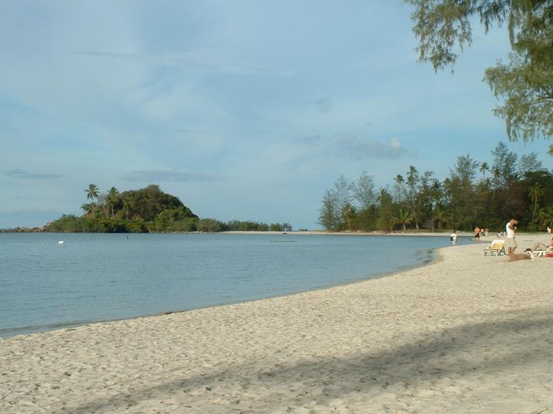 หาดเชิงมน เกาะสมุย — อ่าวโค้งทรายขาวสงบ น้ำใส มองเห็นเกาะฟานน้อยหน้าหาด